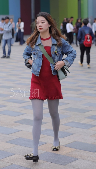 一个圆润紧绷的超短裙宽臀辣妹_街拍论坛[P4CX]