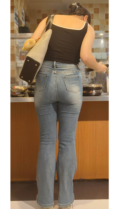 一个蛾眉皓齿的紧身牛仔裤丰臀美女_街拍小站[L838]