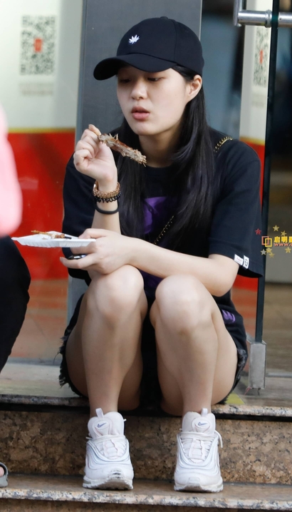一个风姿绰约的热裤圆臀靓女_街拍网站[098H]
