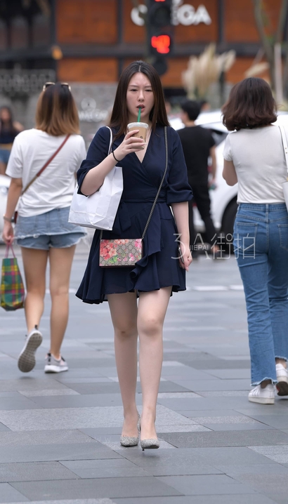一位千娇百媚的小短裙大长腿辣妹_魔镜街拍[Z9FL]