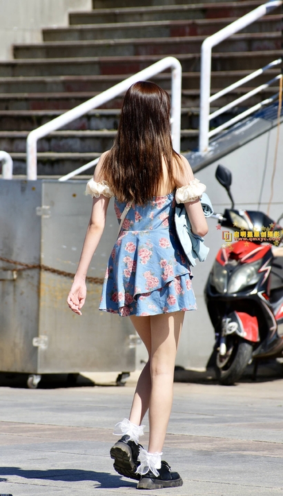 偶遇温香艳玉的裙子宽臀靓女_街拍第一站[A0CV]