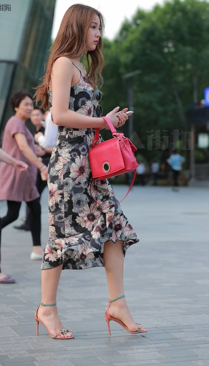 一位婀娜多姿的超短裙圆臀美女_街拍小站[F8U3]