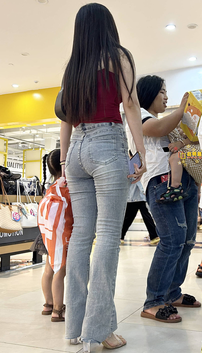 抓拍腰如约素的牛仔裤美臀女生_街拍网站[88EA]