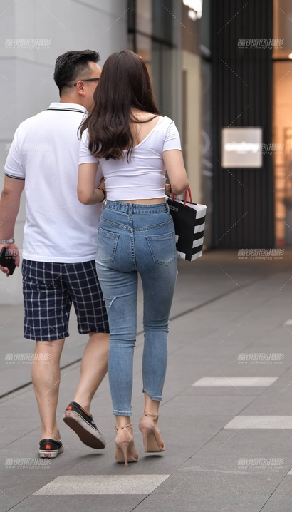 一位婀娜多姿的牛仔裤长腿女生_街拍大师[C884]