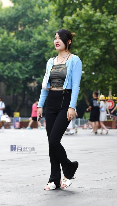 街拍腰如约素的紧身裤圆臀美女_街拍论坛[S4U7]