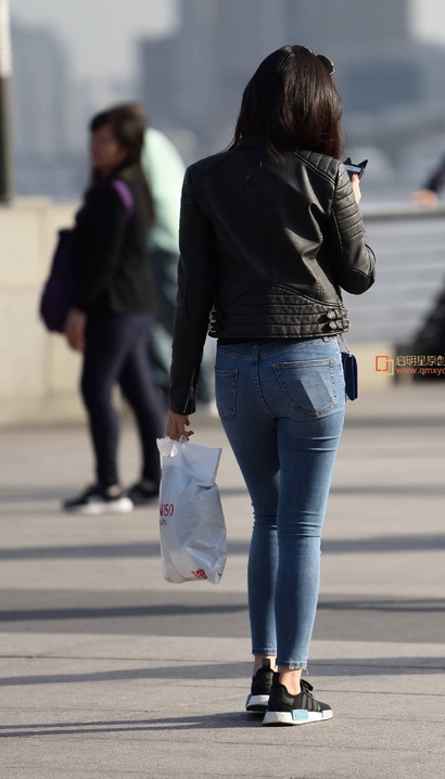 一个身材近乎完美的紧身牛仔裤圆臀辣妹_街拍第一站[S5SV]