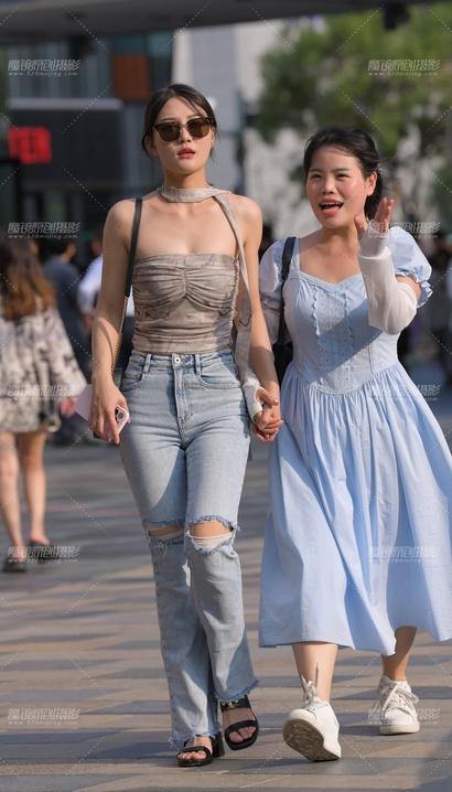抓拍香肌玉肤的紧身牛仔裤翘臀女孩_启明星街拍[1JV4]
