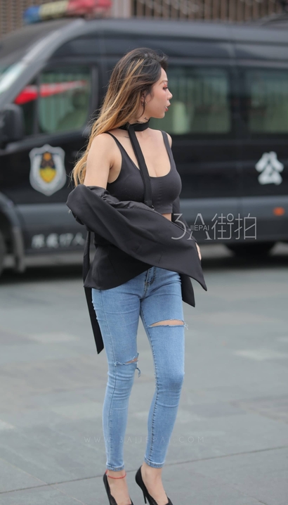 偶遇美目盼兮的紧身牛仔裤大长腿美女_启明星街拍[52EV]