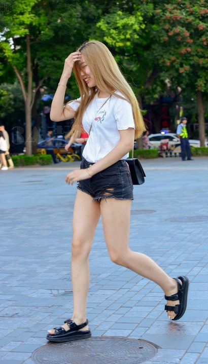 一个前凸后翘的热裤大长腿美女_街拍小站[834P]