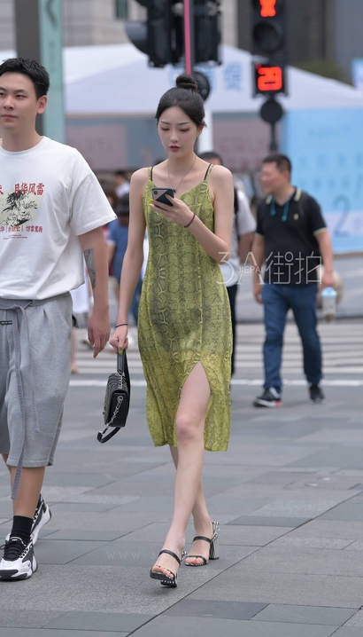 一位金枝玉叶的裹臀裙丰臀靓女_启明星街拍[IB3H]