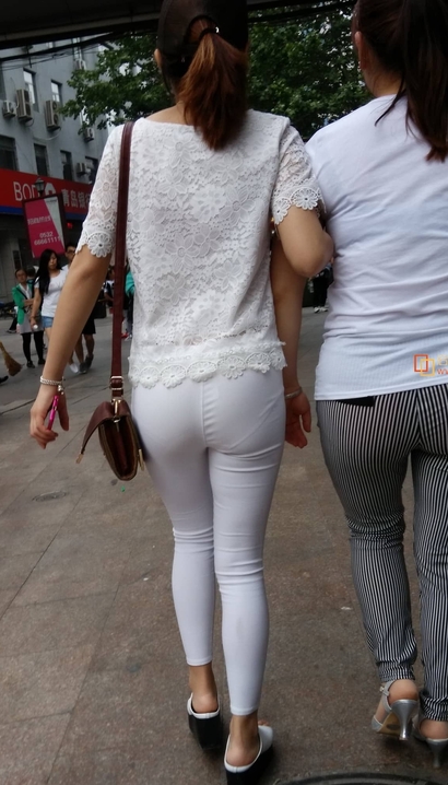 抓拍娥娜翩跹的紧身裤圆臀辣妹_街拍小站[5W79]