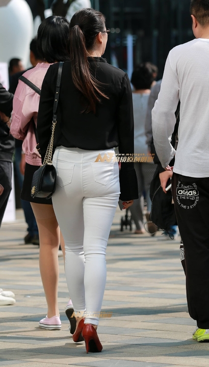 街拍温婉可人的紧身裤紧臀美眉_街拍第一站[58W8]