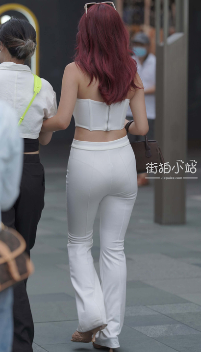 一位国色天香的紧身裤宽臀美女_街拍小站[94Y8]
