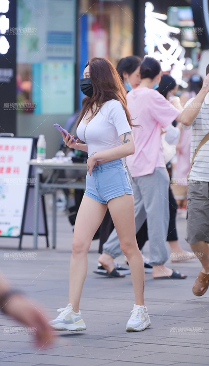 抓拍身材无可挑剔的热裤长腿辣妹_魔镜街拍[059R]