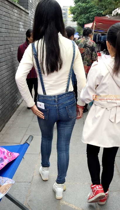抓拍气质极佳的紧身牛仔裤美臀靓女_3A街拍[643Q]