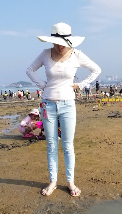 一个温婉娴淑的牛仔裤美腿女神_街拍网站[31QS]
