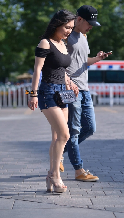 偶遇窈窕淑女的热裤美臀辣妹_街拍小站[NWI7]