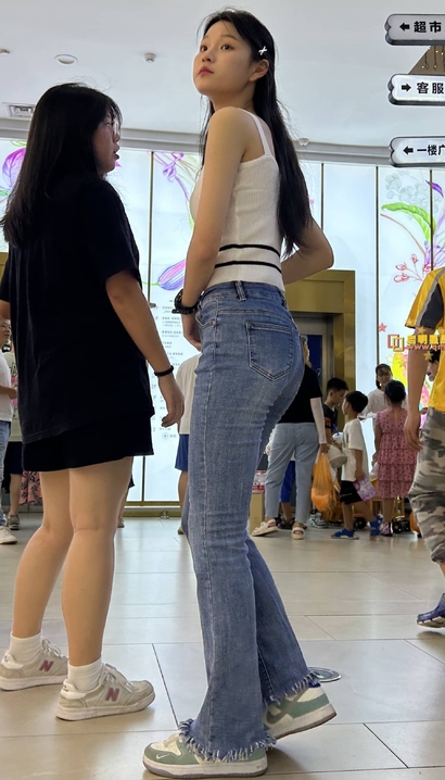 偶遇明艳动人的牛仔裤圆臀靓女_街拍网站[D3JU]