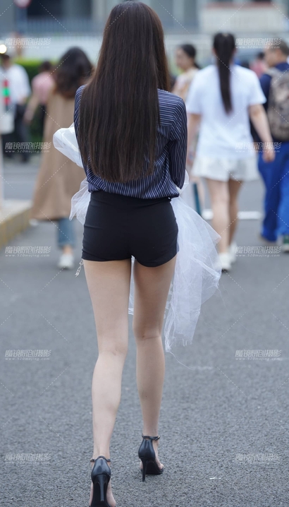 一个巧笑倩兮的热裤美臀美女_街拍论坛[O4Q1]