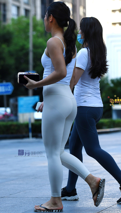 一位身材惹火的紧身裤美臀女生_街拍大师[G2E6]