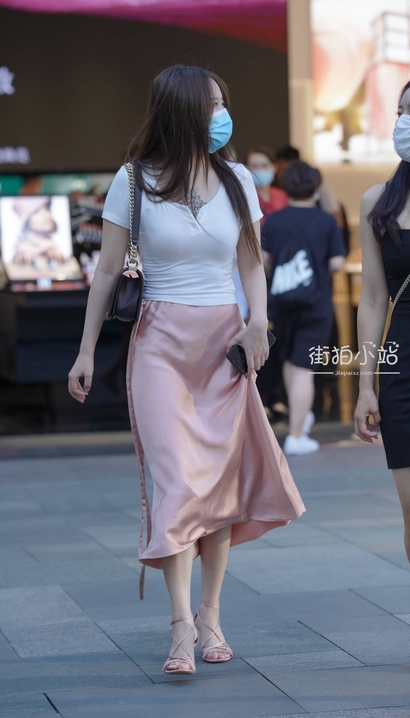 一位风姿绰约的裙子宽臀御姐_街拍第一站[756X]