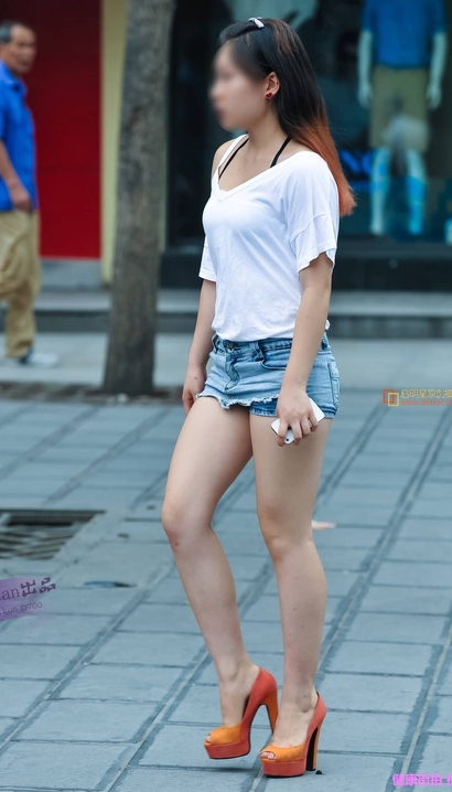 一位身材极好的热裤紧臀靓女_街拍第一站[H4WQ]