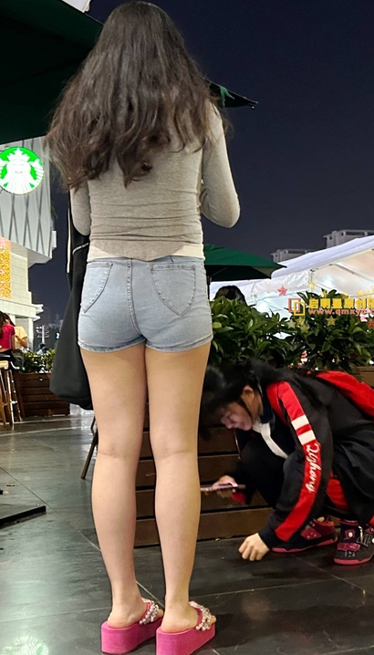 抓拍身材完美的热裤圆臀女神_街拍论坛[EE21]