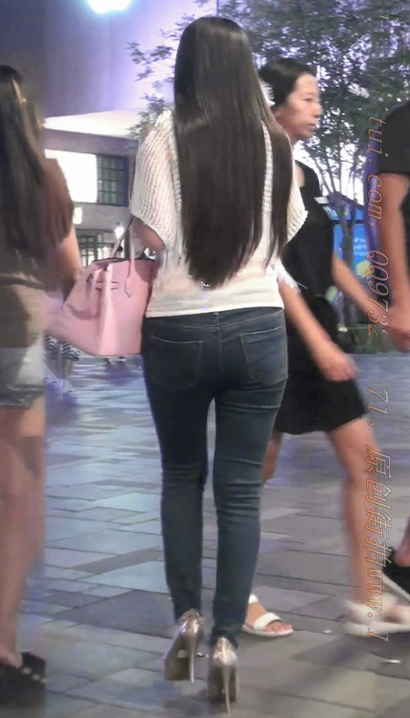 【视频】街拍气质极佳的性感雅致衣着丰臀女生[LW-3TOP]