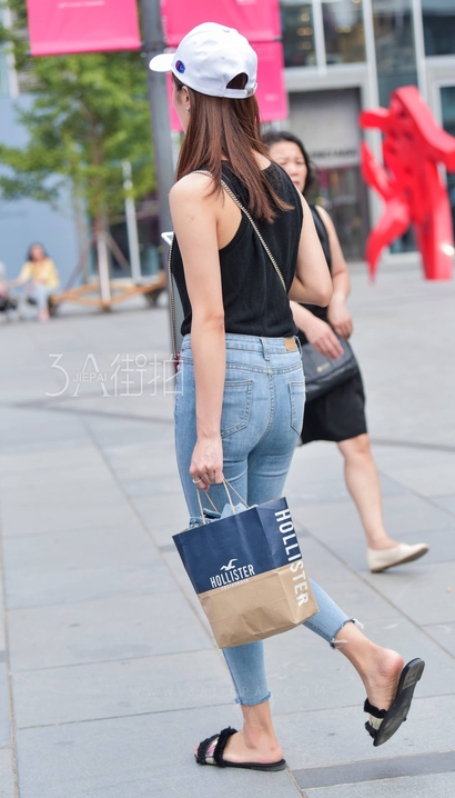 偶遇艳若桃李的紧身牛仔裤圆臀美眉_街拍网站[1XN9]