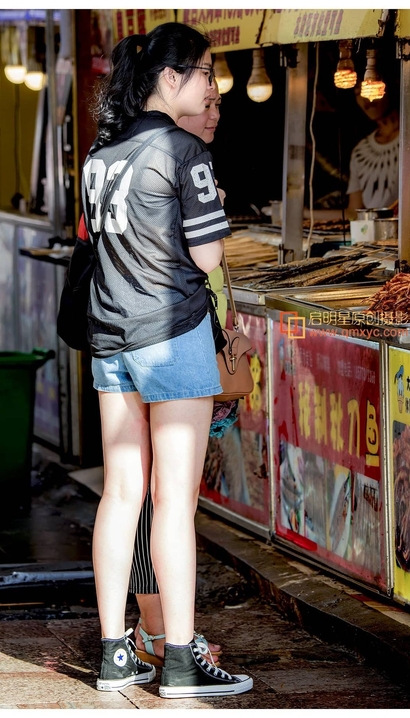 抓拍气质出众的热裤大长腿美眉_街拍第一站[2A51]