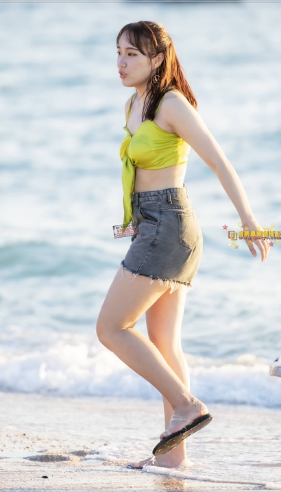一位闭月羞花的热裤长腿美女_街拍大师[Y373]
