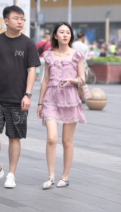 一个聘婷秀雅的小短裙长腿美女_街拍网站[51PG]