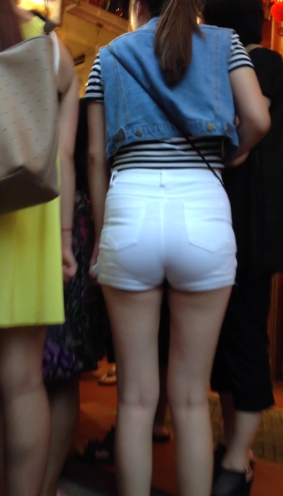 【视频】街拍肤如凝脂的前卫优雅着装大长腿女孩[BI-6C8W]