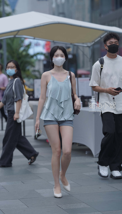 一个明眸皓齿的热裤丰臀辣妹_街拍小站[40B2]