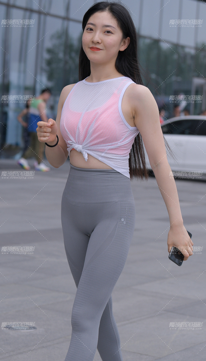 抓拍出尘脱俗的紧身裤宽臀辣妹_街拍小站[4C5Q]