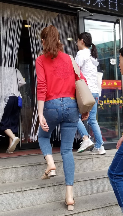 抓拍清丝纠缠的牛仔裤美臀辣妹_街拍第一站[A9B7]