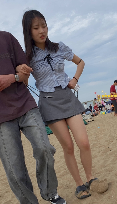 街拍亭亭玉立的裹臀裙长腿女生_街拍网站[S332]