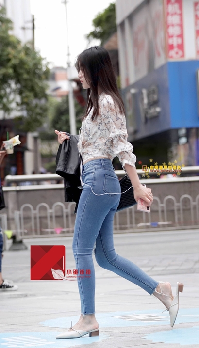 街拍身材近乎完美的牛仔裤紧臀女生_3A街拍[292L]