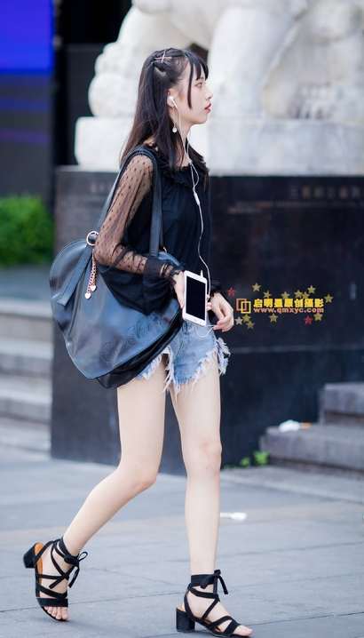 一个大家闺秀的热裤翘臀女孩_3A街拍[EXYV]