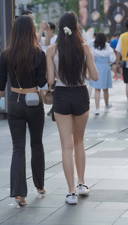 偶遇艳若桃李的热裤美臀靓女_街拍小站[Y09V]