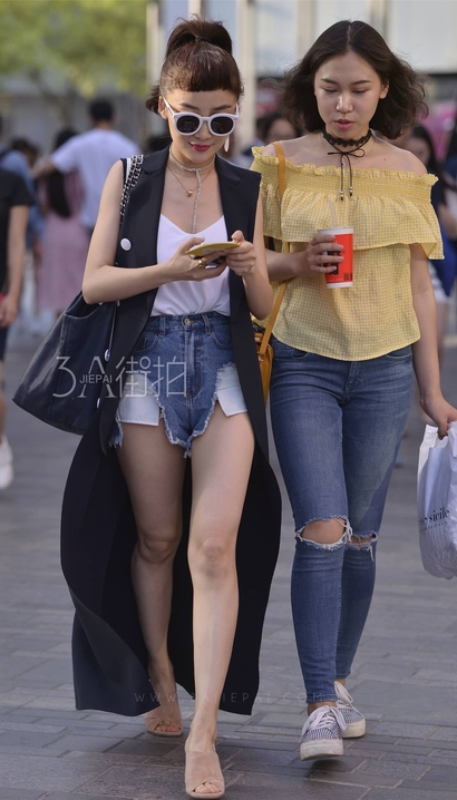 一个明艳动人的热裤紧臀靓女_3A街拍[84LF]
