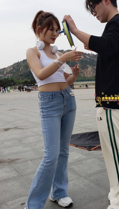 街拍袅袅娉娉的紧身牛仔裤宽臀女孩_街拍网站[BB3Z]