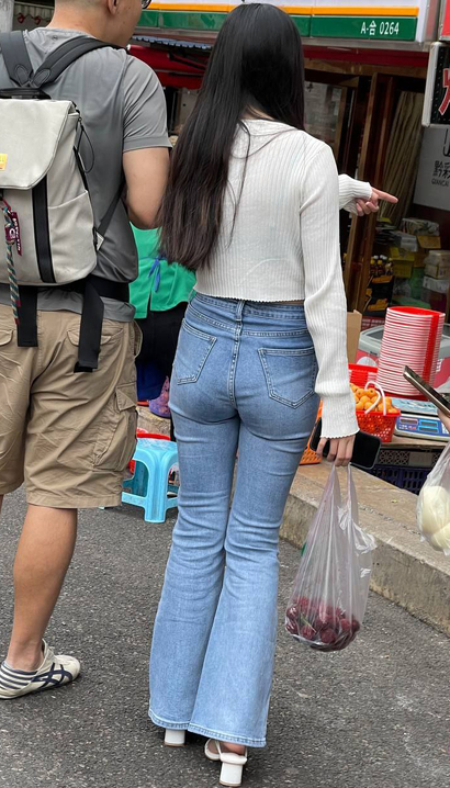 一个眉目如画的牛仔裤翘臀辣妹_街拍第一站[3F0J]