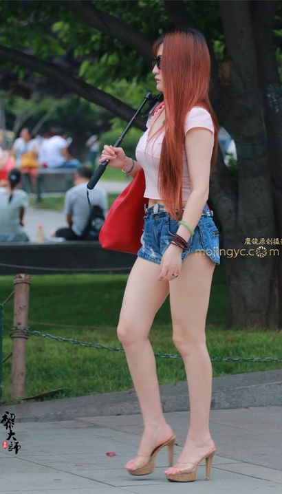 抓拍天生丽质的热裤圆臀女生_街拍网站[EIFZ]
