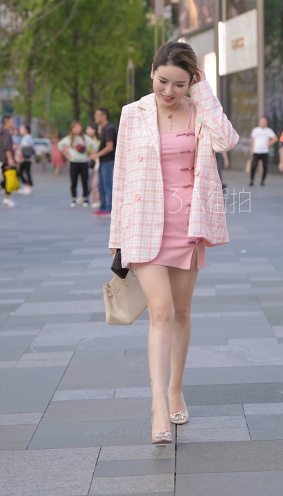 抓拍气质极佳的裹臀裙大长腿女神_街拍网站[0PXX]