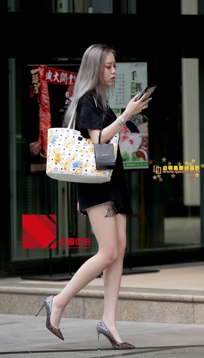 一位桃羞杏让的热裤圆臀美女_街拍第一站[A700]