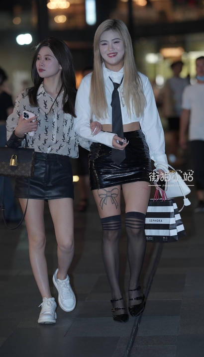 偶遇顾盼流转的包臀裙宽臀女生_街拍论坛[41OY]