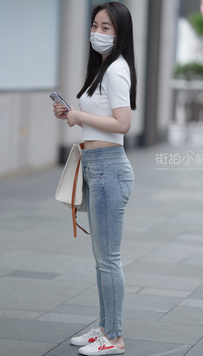 一位颜值很高的牛仔裤美腿女神_街拍小站[3R3Q]