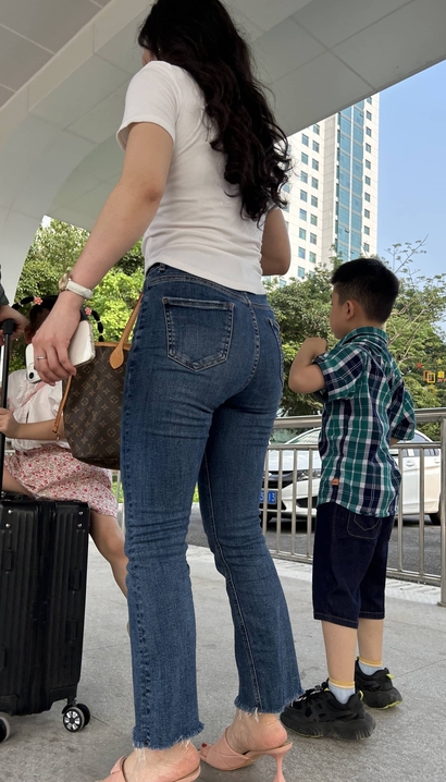 一位秀外慧中的牛仔裤大长腿美女_街拍网站[C36I]
