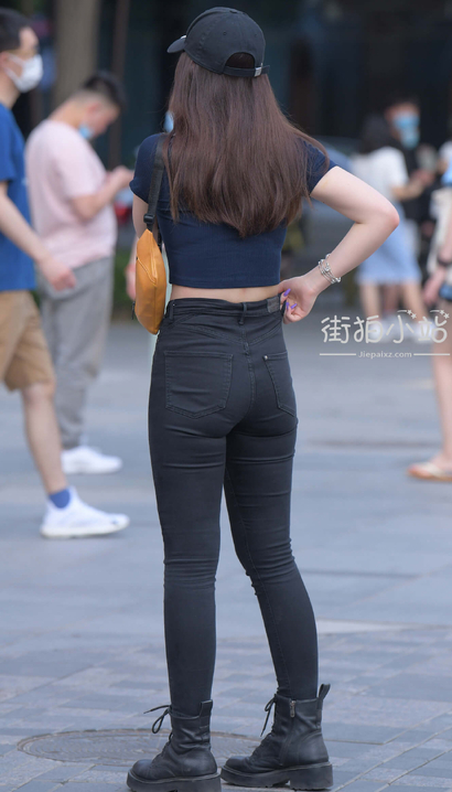 街拍明艳不可方物的紧身牛仔裤美臀辣妹_街拍小站[PIZ1]